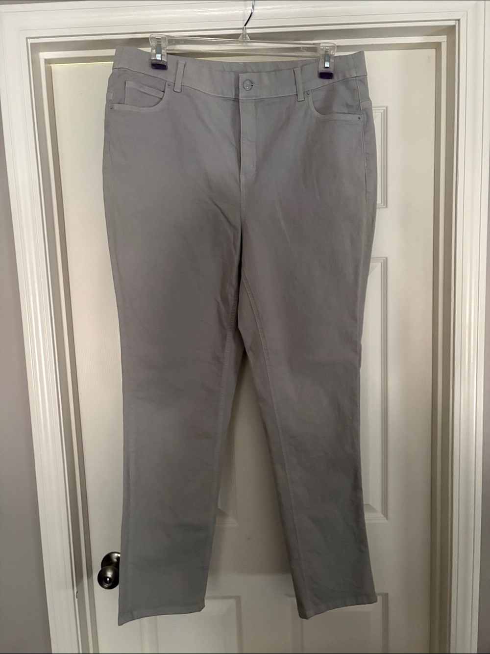 d&co Classic Stretch Colored Straight-Leg Women’s Jeans in Light Gray